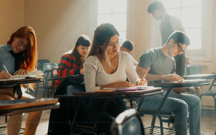 Alunos em uma aula presencial