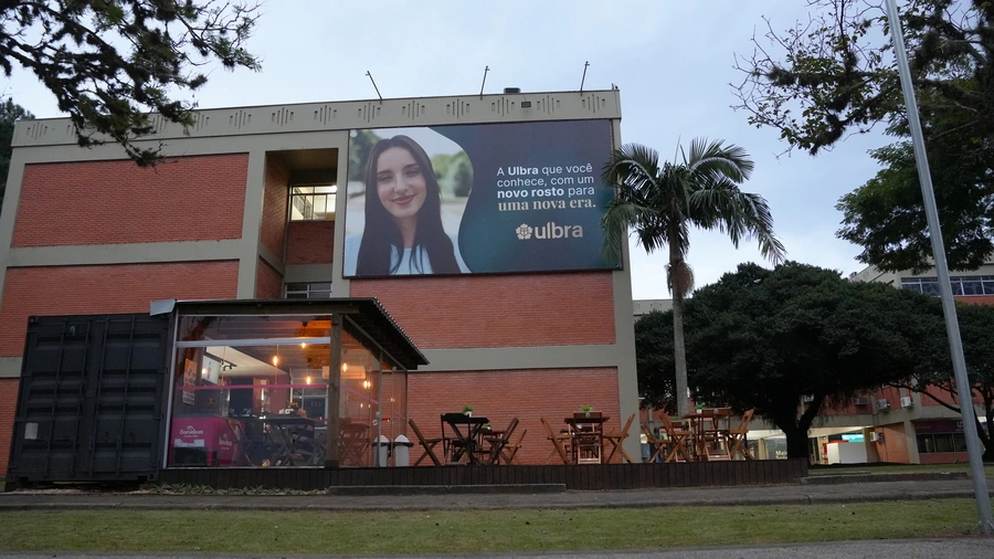 �rea de conviv�ncia com bancos no campus Canoas